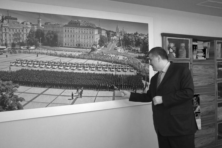Арсен Аваков показывает единственную фотографию президента у себя в кабинете.