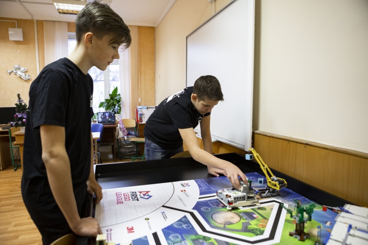Українські підлітки привезли з Китаю призові нагороди з робототехніки. Як їм це вдалося?